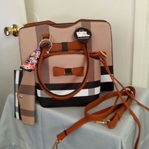 A Woman's Purse Set.